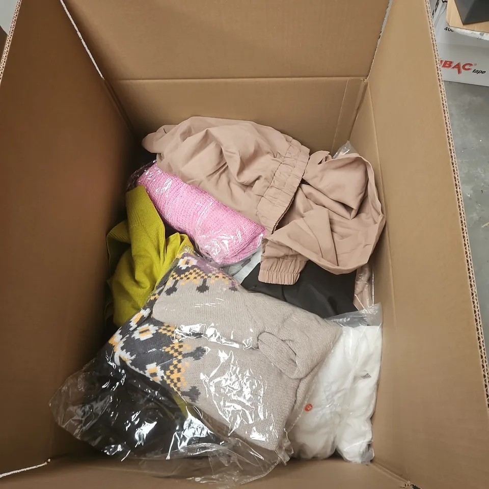 BOX OF APPROXIMATELY 25 ASSORTED CLOTHING ITEMS IN VARIOUS STYLES , COLOURS AND SIZES 