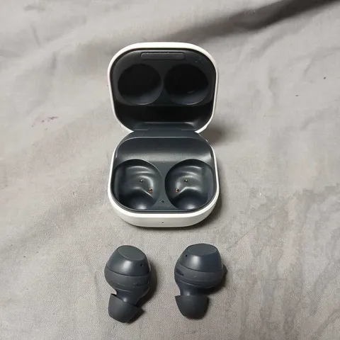 SAMSUNG GALAXY FE WIRELESS EARBUDS WITH CHARGING CASE – WHITE/GREY