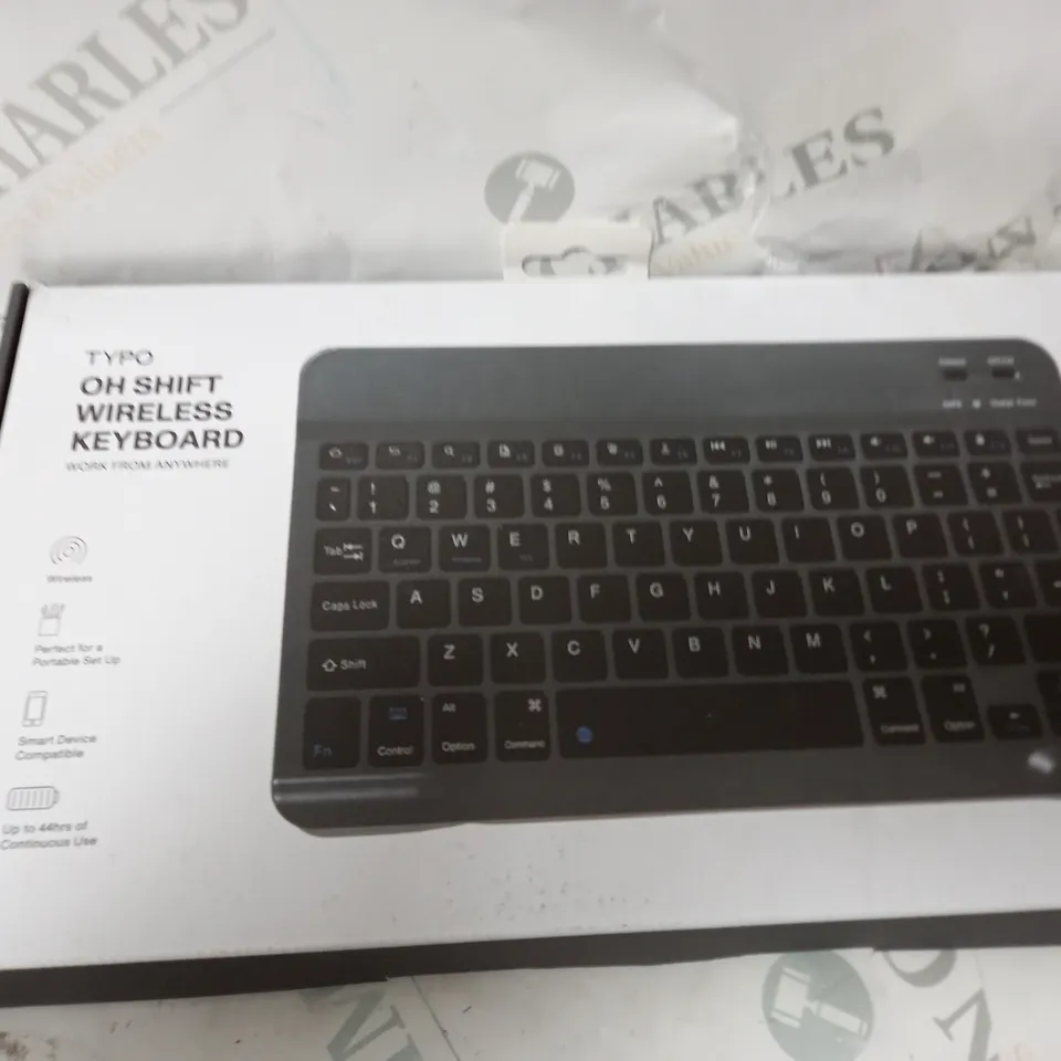 BOX OF APPROXIMATELY 40 ASSORTED HOUSEHOLD ITEMS TO INCLUDE BAGS, KEYBOARD, ORNAMENTS ETC 