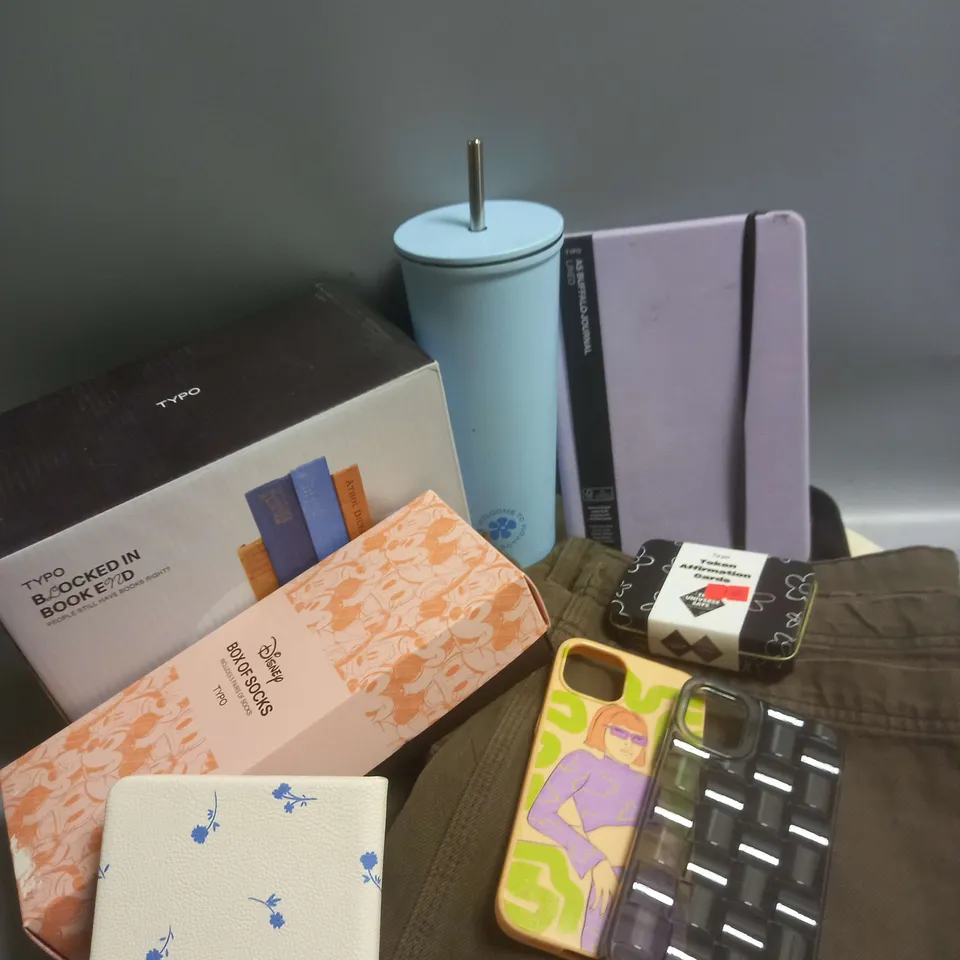 BOX OF APPROXIMATELY 15 ASSORTED HOUSEHOLD ITEMS TO INCLUDE SHELL BOOKENDS, BAGS, PHONE CASES ETC