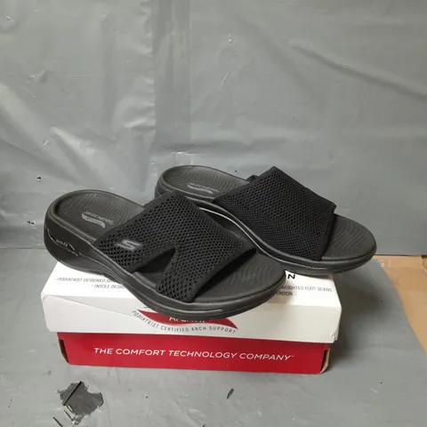 SKECHERS ARCH FIT SANDALS - BLACK - SIZE 4