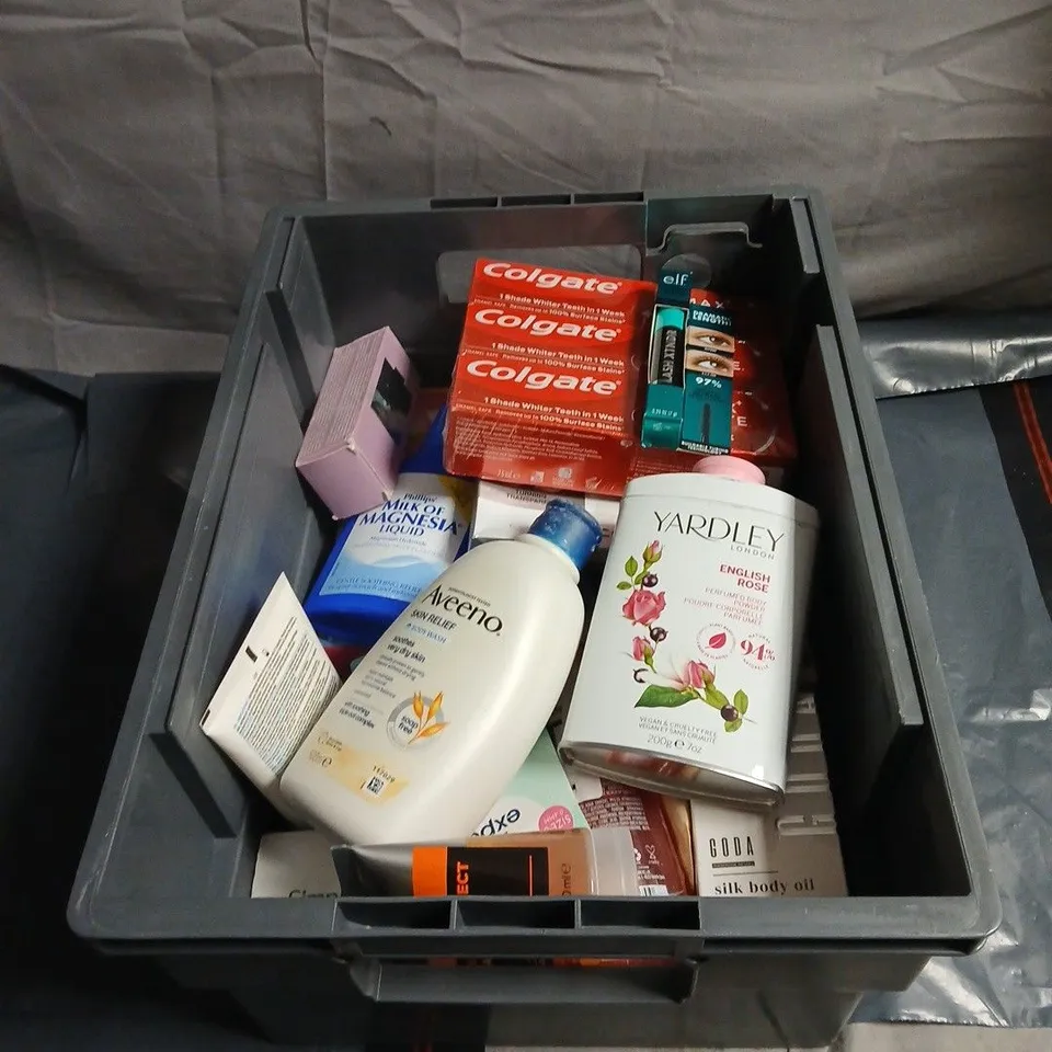 APPROXIMATELY 20 ASSORTED COSMETIC ITEMS TO INCLUDE AVEENO, YARDLEY, LOREAL MEN EXPERT, COLGATE MAX WHITE, ELF LASH XTNDR ETC