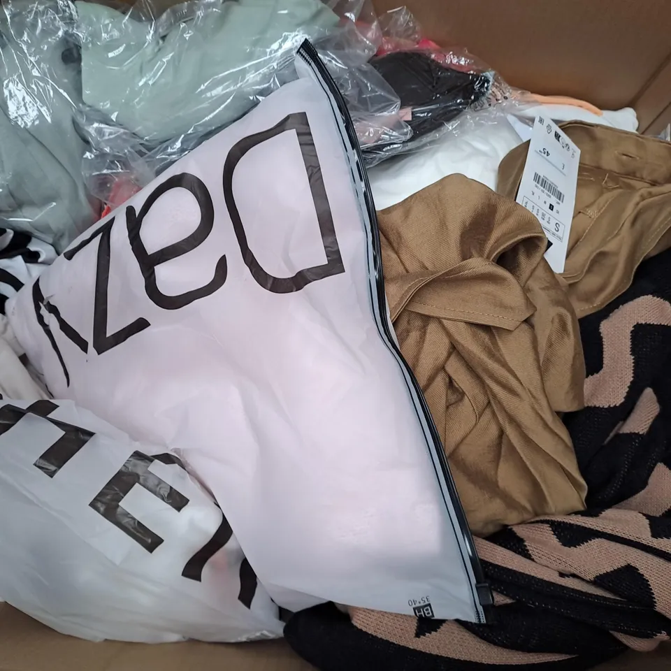 BOX OF APPROXIMATELY 25 ASSORTED CLOTHING ITEMS TO INCLUDE - T-SHIRT , JUMPER , TROUSERS ETC