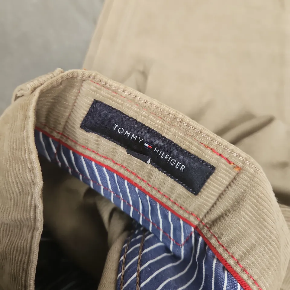 TOMMY HILFIGER MADISON CORD STRAIGHT FIT TROUSERS IN BEIGE - 31/34