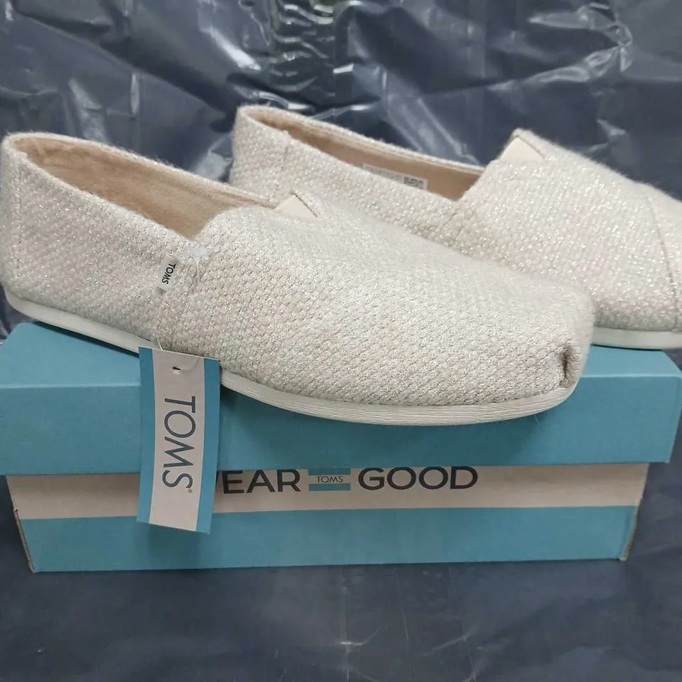 BOXED PAIR OF TOMS ALPARGATA OATMEAL SPARKLE KNIT SHOES SIZE UK 6