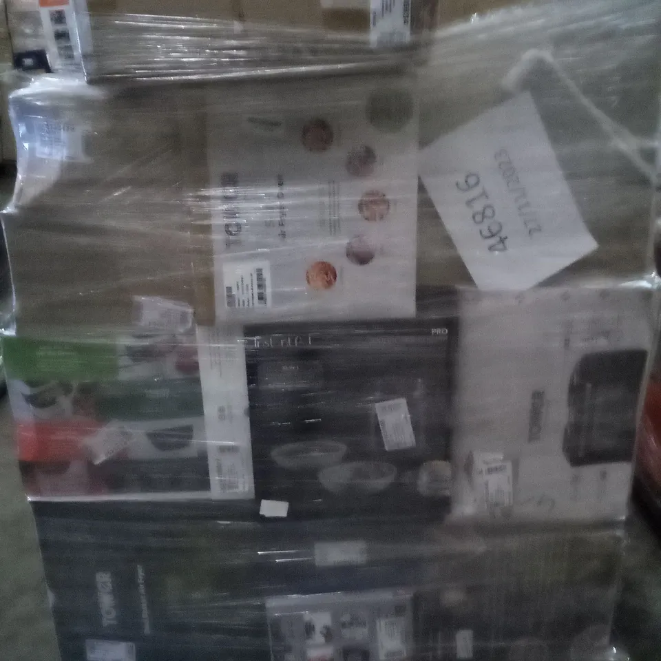 PALLET OF APPROXIMATELY 41 ASSORTED ELECTRICAL ITEMS TO INCLUDE AIR FRYERS , KNIFE BLOCKS , VACUUM CLEANERS, ETC 