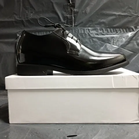 BOXED PAIR OF CONZURI MONACO LACE UP SHOES IN BLACK SIZE UK 8