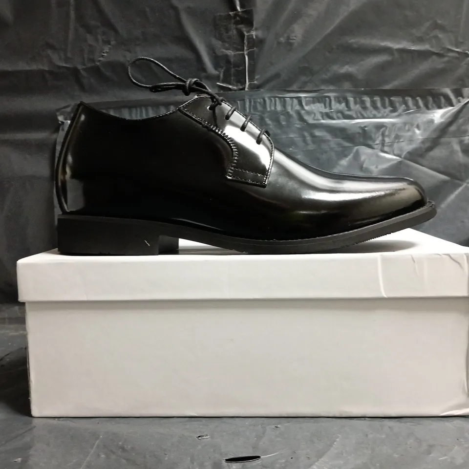 BOXED PAIR OF CONZURI MONACO LACE UP SHOES IN BLACK SIZE UK 8