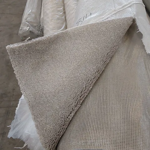 ROLL OF QUALITY HARPER CORAL REEF CARPET // SIZE: APPROXIMATELY 4 X 2.6m