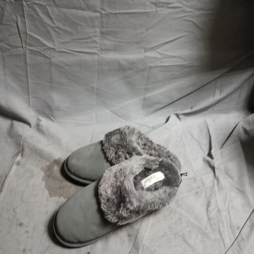 BOX OF APPROXIMATELY 20 PAIRS OF FOOTWEAR TO INCLUDE: BROWN BOOTS AND GREY SLIPPERS