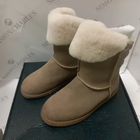BOXED CHAMPIGNON LEATHER BOOTS - SIZE 5