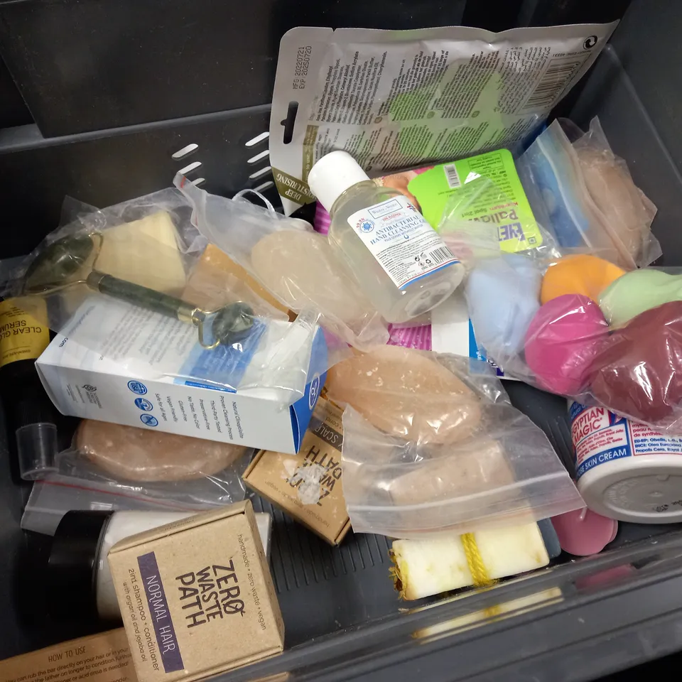 LOT OF ASSORTED HEALTH AND BEAUTY ITEMS APPROX. 30 ITEMS 