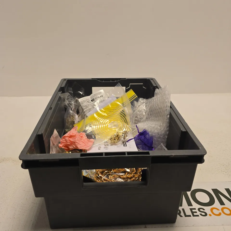 TOTE OF APPROXIMATELY 30 ASSORTED JEWELLERY/RELATED ITEMS TO INCLUDE A VARIETY OF SIZES AND STYLES