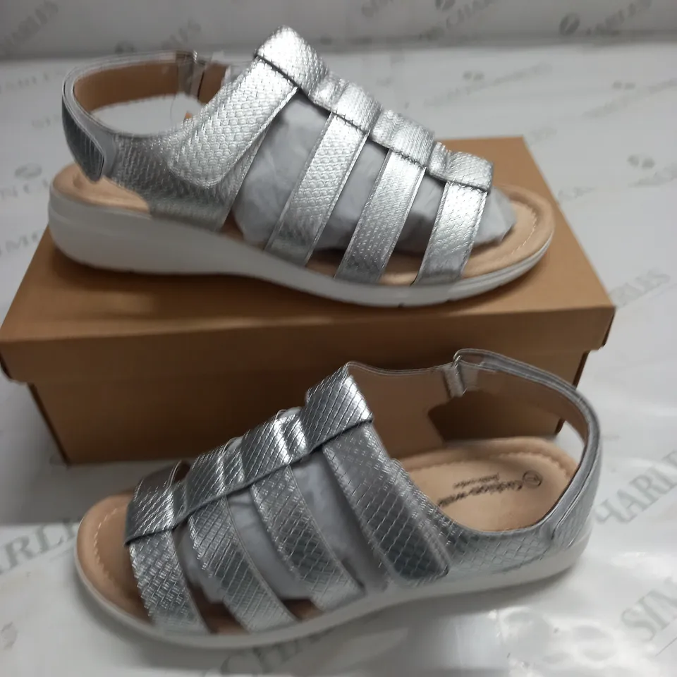 BOXED PAIR OF CUSHION WALK ONE TOUCH CLOSE SANDALS IN SILVER - SIZE 7