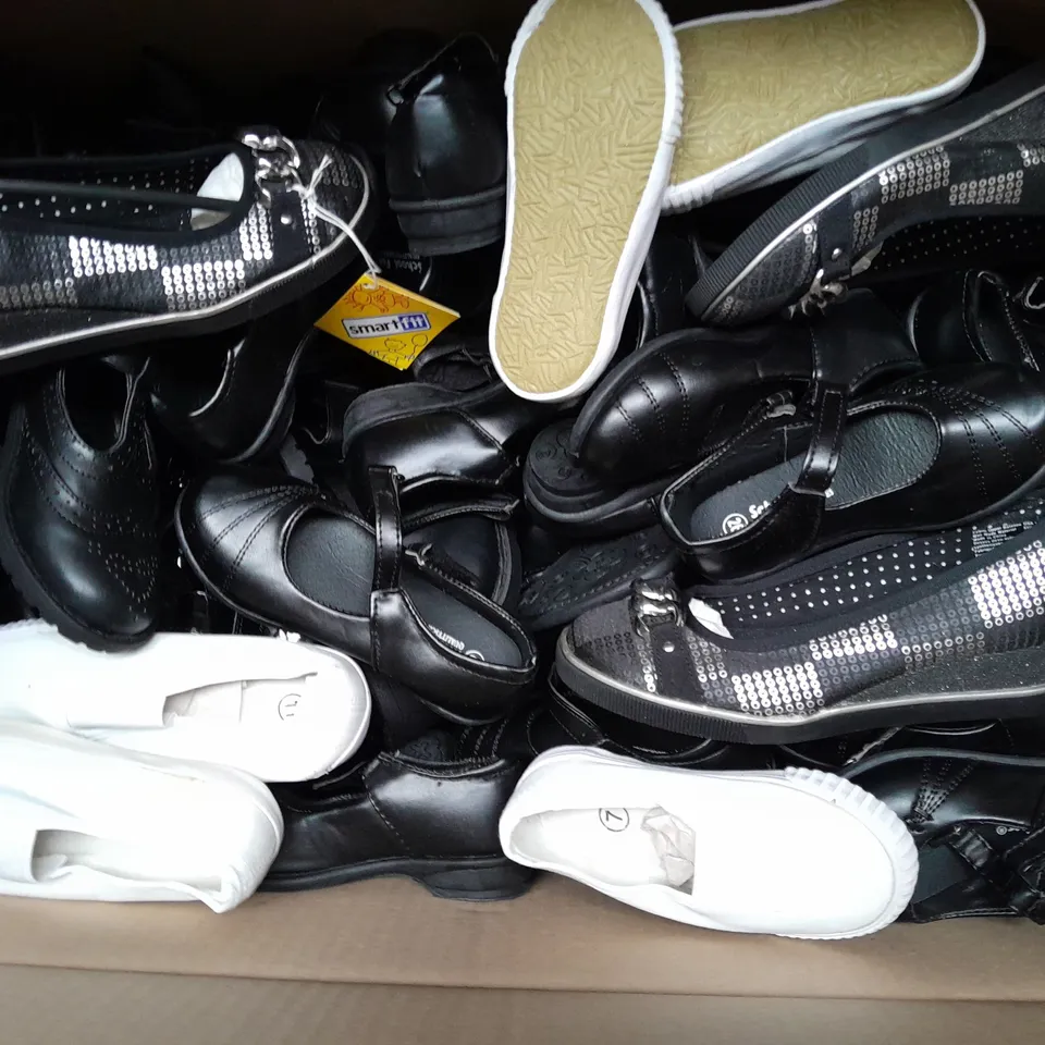 BOX OF APPROX 35 ASSORTED KIDS SHOES IN VARIOUS SIZES & COLOURS 
