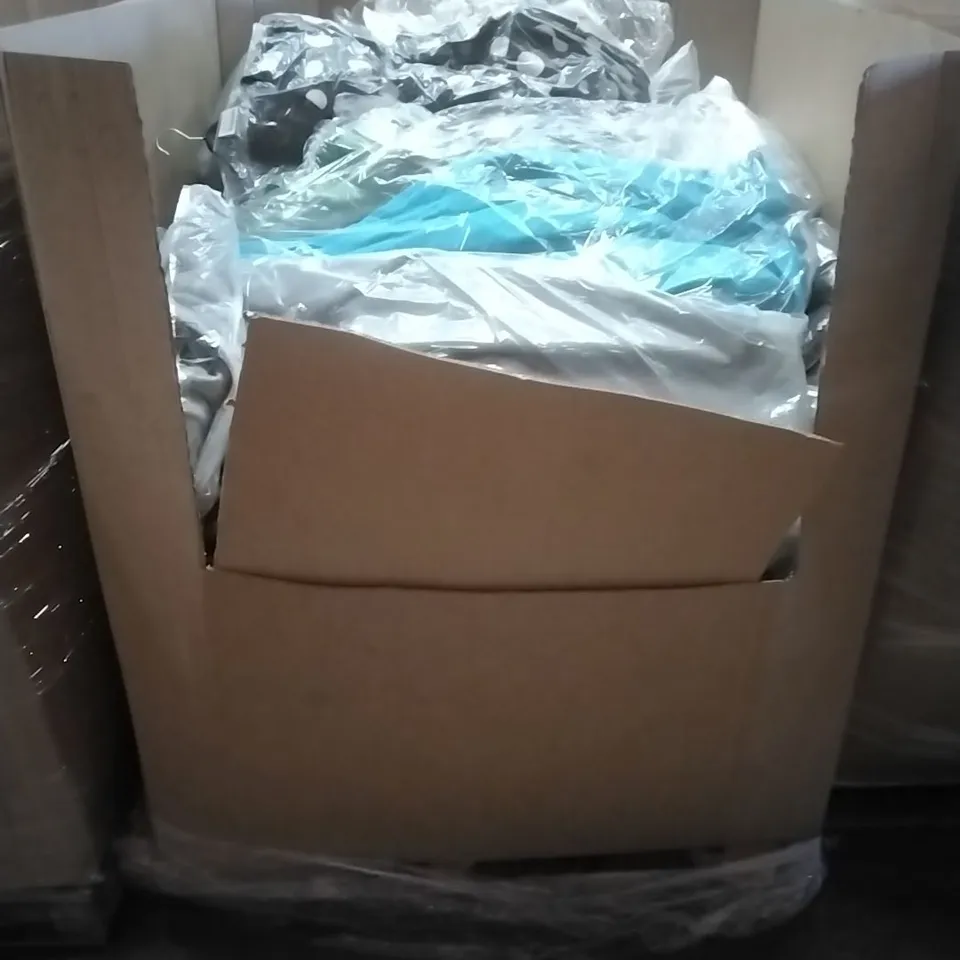 A PALLET CONTAINING APPROXIMATELY 90 BRAND NEW DESIGNER WOMEN'S CLOTHES WHICH INCLUDE; VARIOUS SIZES AND DIFFERENT STYLES OF JACKETS, DRESSES ETC