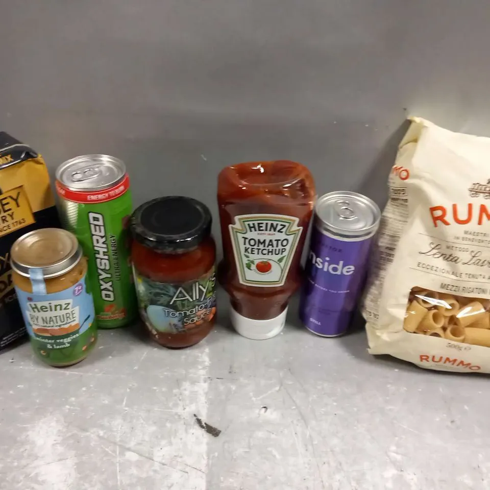 APPROXIMATELY 18 ASSORTED FOOD AND DRINK BASED PRODUCTS TO INCLUDE; RUMMO PASTA, EINZ KETCHUP, ALLY'S TOMATO SAUCE, JERSEY DAIRY ICE CREAM MIX AND PRETOX INSIDE OUT