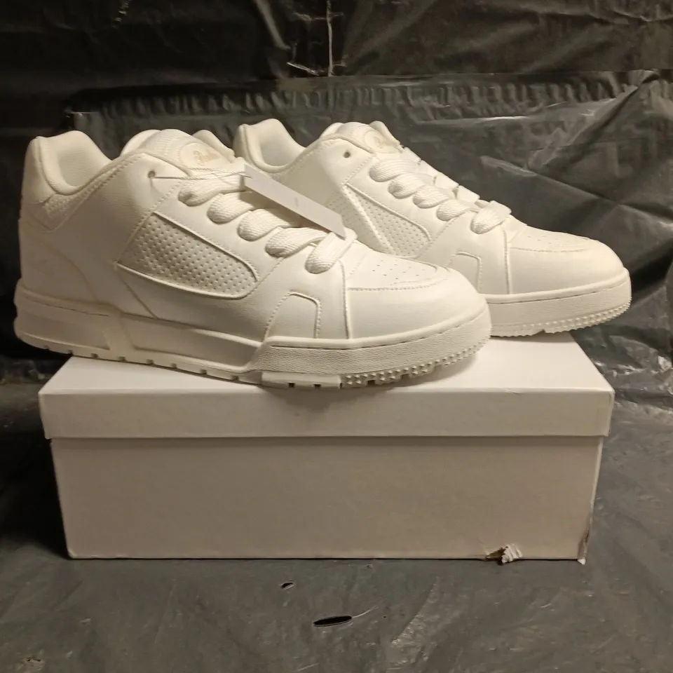 BOXED PAIR OF CONZURI PENTHOS SNEAKERS IN WHITE SIZE UK 11