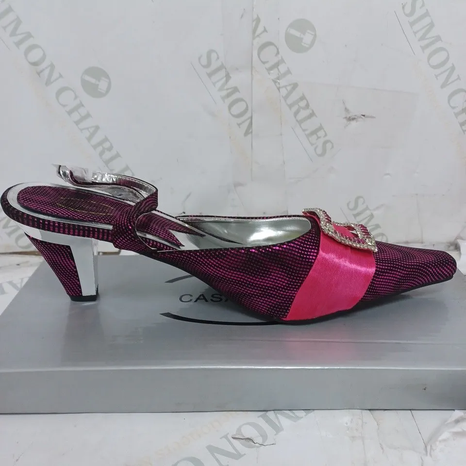 BOX OF APPROXIMATELY 10 PAIRS OF SHOES TO INCLUDE FLIP FLOPS, LOW HEELS, BLUE HEELS ETC