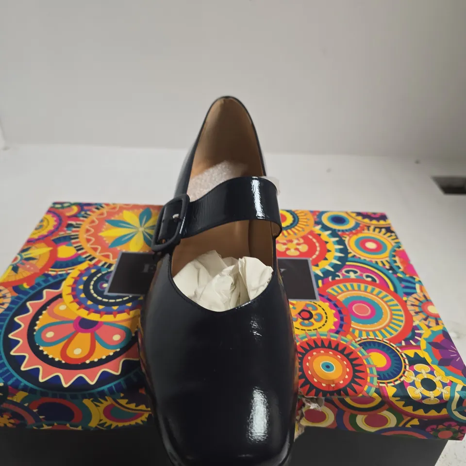 BOXED PAIR OF EMBASSY LONDON BLISS NAVY PATENT MARY JANE HEELS, EU 42