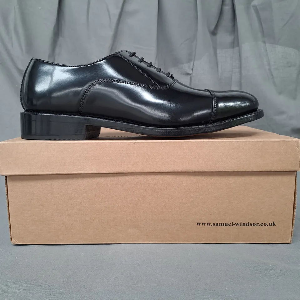 BOXED PAIR OF SAMUEL WINDSOR SHOES IN BLACK UK SIZE 8