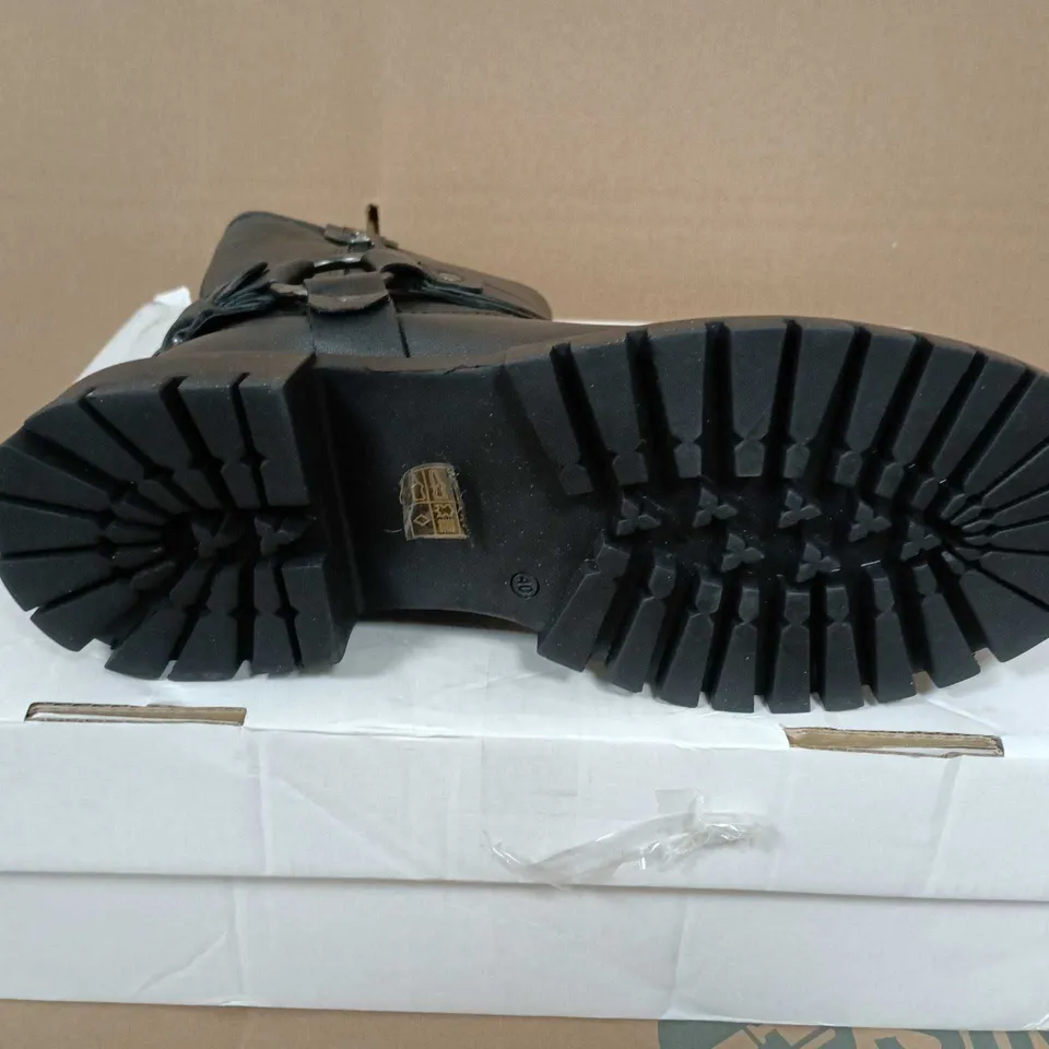 BOXED PAIR OF WOMENS BLACK LEATHER ANKLE BOOTS WITH SIDE ZIP AND BUCKLE STRAP - SIZE 40