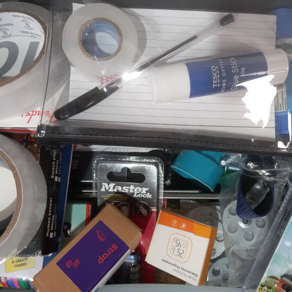 APPROXIMATELY 20 ASSORTED HOUSEHOLD ITEMS TO INCLUDE HSS STEP DRILL, CLOTHESLINE, CURTAIN ROD BRACKET, ETC