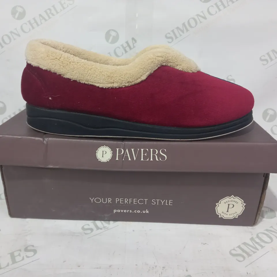 BOXED PAIR OF PAVERS TWO TONE SLIPPERS IN NAVY/RED SIZE 6