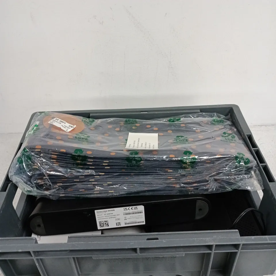 APPROXIMATELY 10 ASSORTED ITEMS INCLUDING ADTRAM SDX631Q, AN APPLE USB-C POWER ADAPTER AND AN EE SMART HUB SH20A