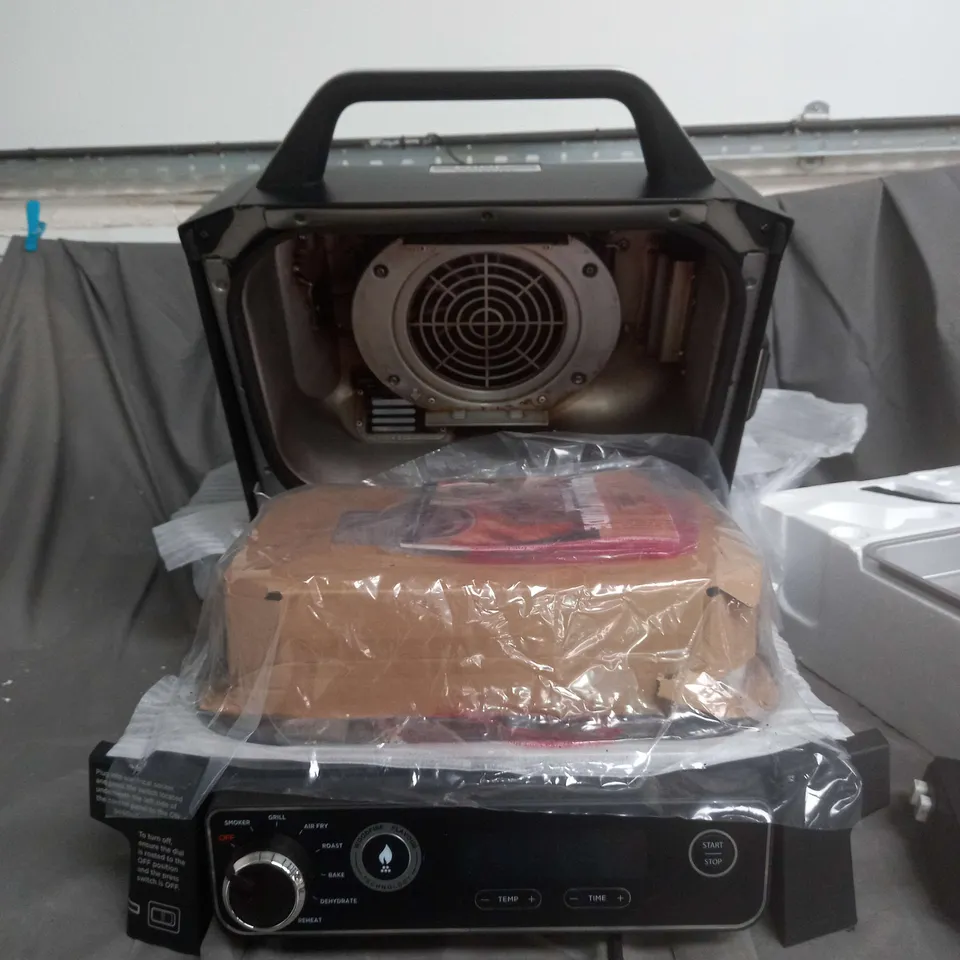 BOXED NINJA WOODFIRE ELECTRIC BBQ GRILL & SMOKER OG701UKQ