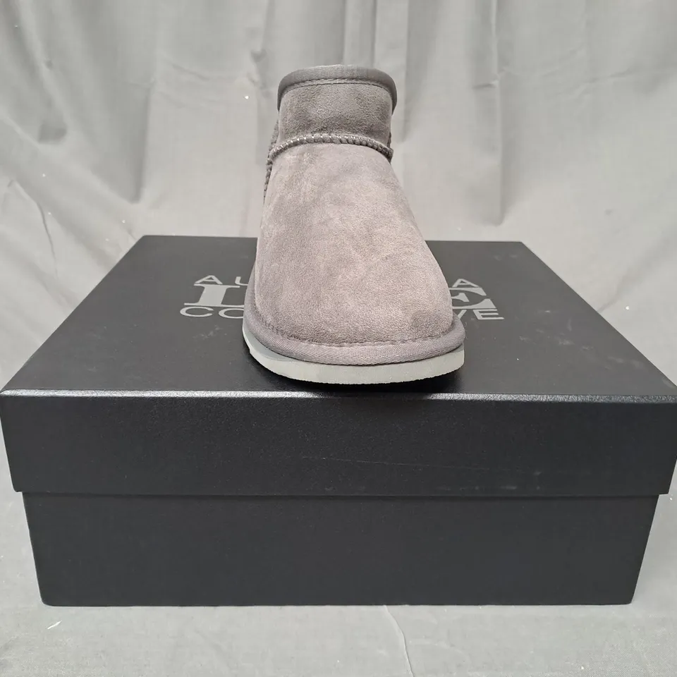 BOXED PAIR OF AUSTRALIA LUXE COLLECTION COSY FAUX FUR LINED SHOES IN GREY UK SIZE 5