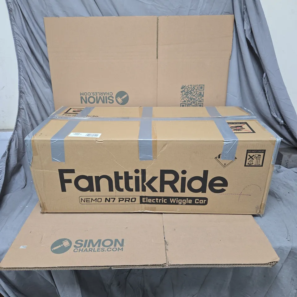 FANTTIKRIDE WIGGLE CAR KIDS TOY BOXED