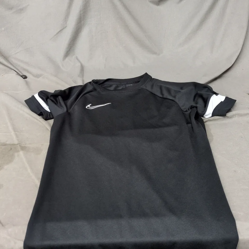 NIKE DRI-FIT SHORT SLEEVE T-SHIRT – BLACK – SIZE S