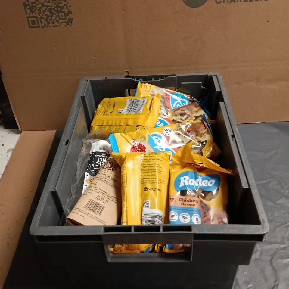 TOTE OF APPROXIMATELY 20 ASSORTED PET FOOD ITEMS TO INCLUDE PEDIGREE RODEO CHICKEN FLAVOUR, LILYS KITCHEN WILD CAMPFIRE STEW ETC FOR DOGS