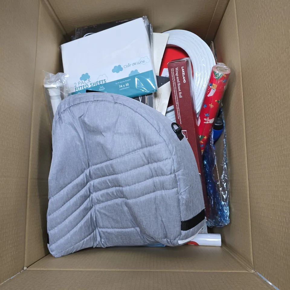 BOX OF ASSORTED HOUSEHOLD ITEMS INCLUDING PEAKY BLINDERS WALL SIGN, BEDDING AND CARRYING BAG