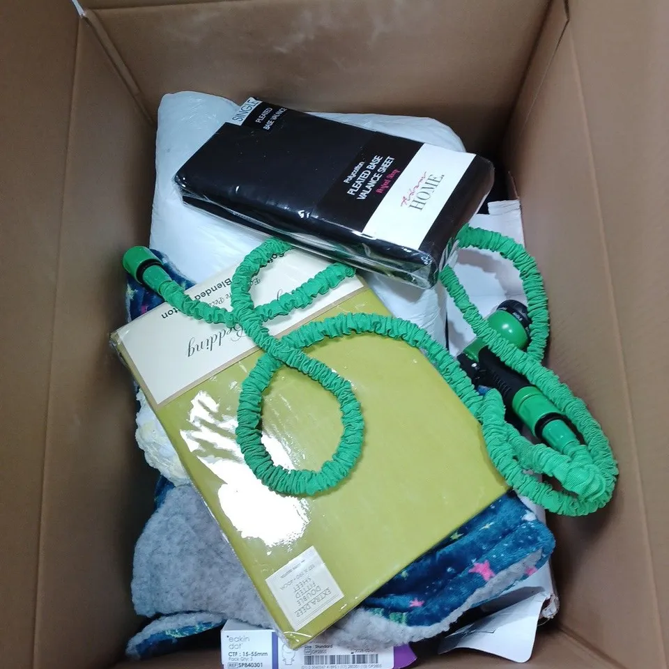 BOX TO CONTAIN APPROX 20 X ASSORTED HOUSEHOLD PRODUCTS, INCLUDES TUMBLERS/BOTTLES, KNEE PADS, FAN, HOSE PIPE ETC 