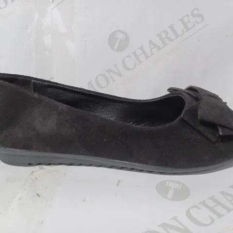 BOXED PAIR OF DESIGNER SLIP-ON FLAT SHOES IN BLACK W. BOW DETAIL EU SIZE 40