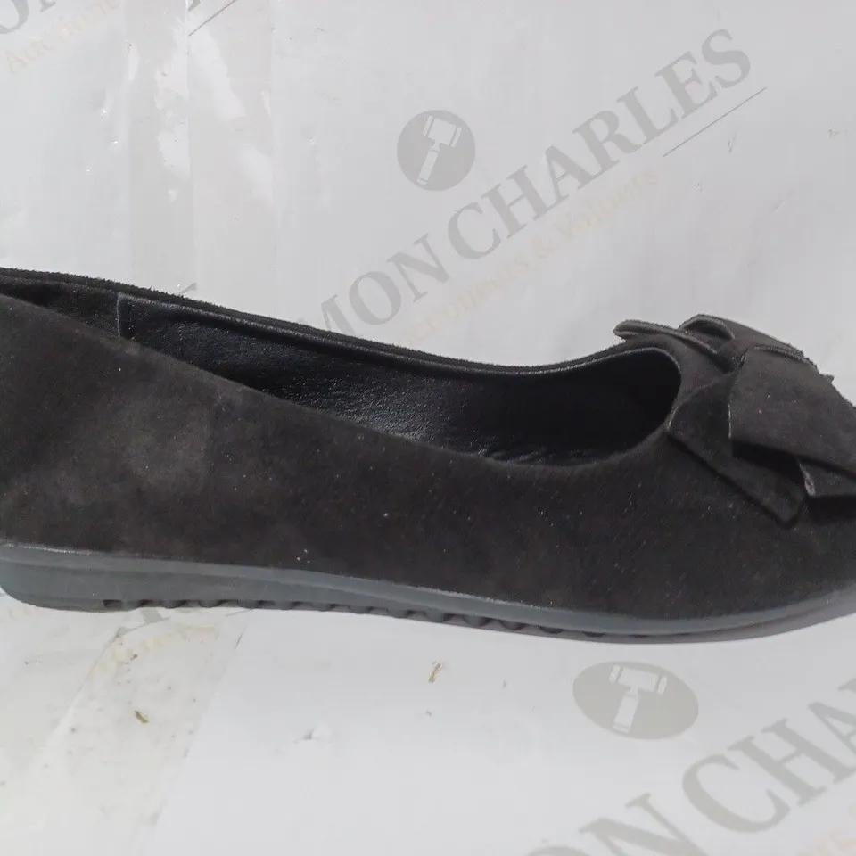 BOXED PAIR OF DESIGNER SLIP-ON FLAT SHOES IN BLACK W. BOW DETAIL EU SIZE 40