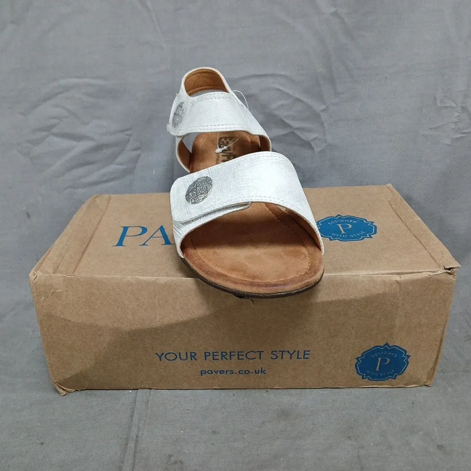 BOXED PAIR OF PAVERS EASYFIT OPEN TOE LOW BLOCK HEEL SANDALS IN WHITE SIZE 6 (EU 39)