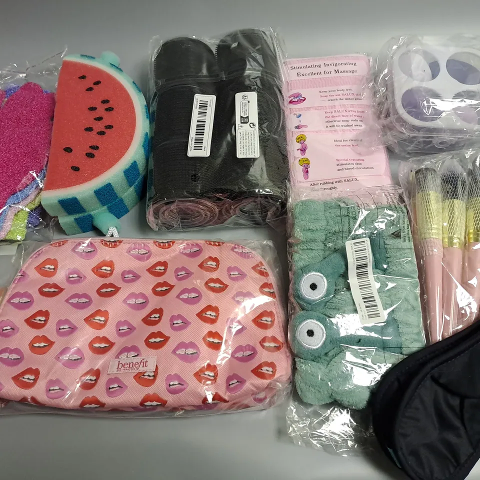 LOT OF ASSORTED HEALTH AND BEAUTY ACCESSORIES TO INCLUDE MAKE UP BRUSHES, SPONDGES AND BAGS
