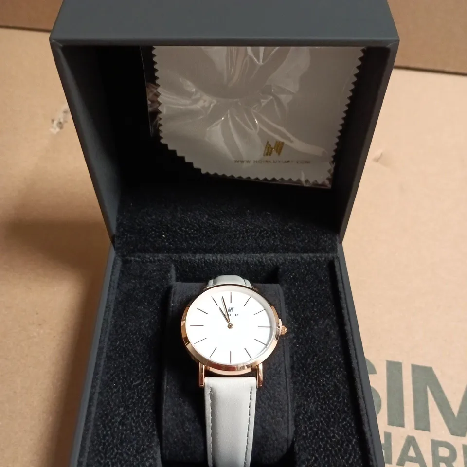 BOXED NOIR WRISTWATCH – ROSE GOLD-TONE CASE, WHITE DIAL, WHITE LEATHER STRAP