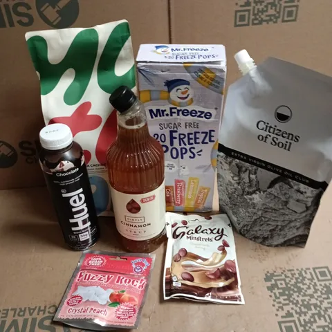 APPROXIMATELY 12 ASSORTED FOOD & DRINK ITEMS TO INCLUDE CITIZENS OF SOIL VIRGIN OLIVE OIL, SIMPLY CINNAMON SYRUP, HUEL CHOCOLATE BLACK EDITION, ETC - COLLECTION ONLY