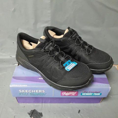 BOXED PAIR OF SKECHERS RELAXED FIT TRAINERS - UK SIZE 8.5