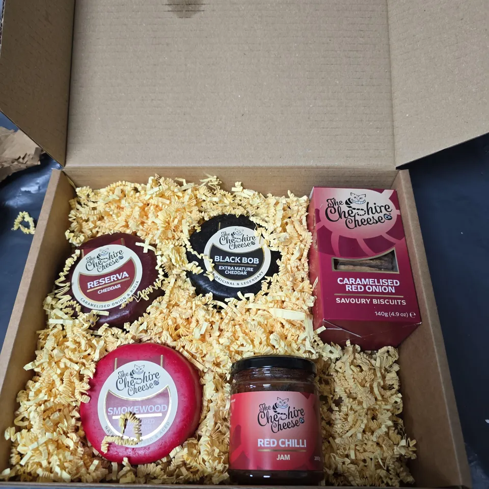 THE CHESHIRE CHEESE COMPANY GIFT BOX - ASSORTED CHESHIRE CHEESES, RED CHILLI JAM & CARAMELISED RED ONION BISCUITS