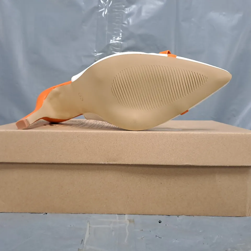 BOXED PAIR OF UNBRANDED POINTED TOE HEELED SHOES IN WHITE/ORANGE SIZE EU 42