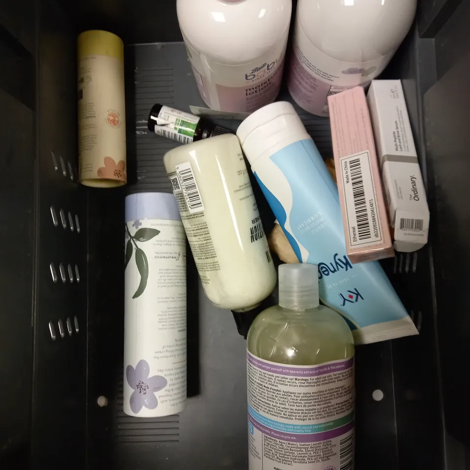 BOX OF APPROXIMATELY 20 ASSORTED HEALTH AND BEAUTY PRODUCTS TO INCLUDE THISWORKS WAKE UP PADS, GIVE ME MANGO MELT, EDEN & BAY BATH SALTS ETC 