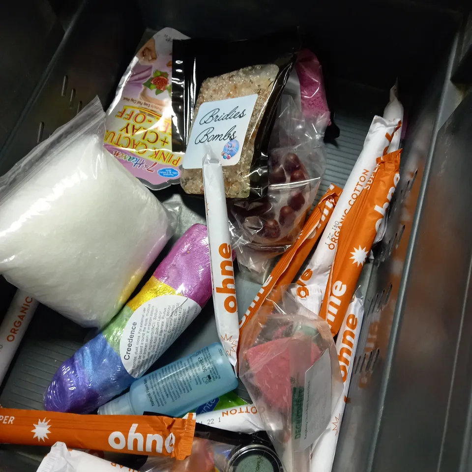 LOT OF ASSORTED HEALTH AND BEAUTY ITEMS APPROX. 30 ITEMS 