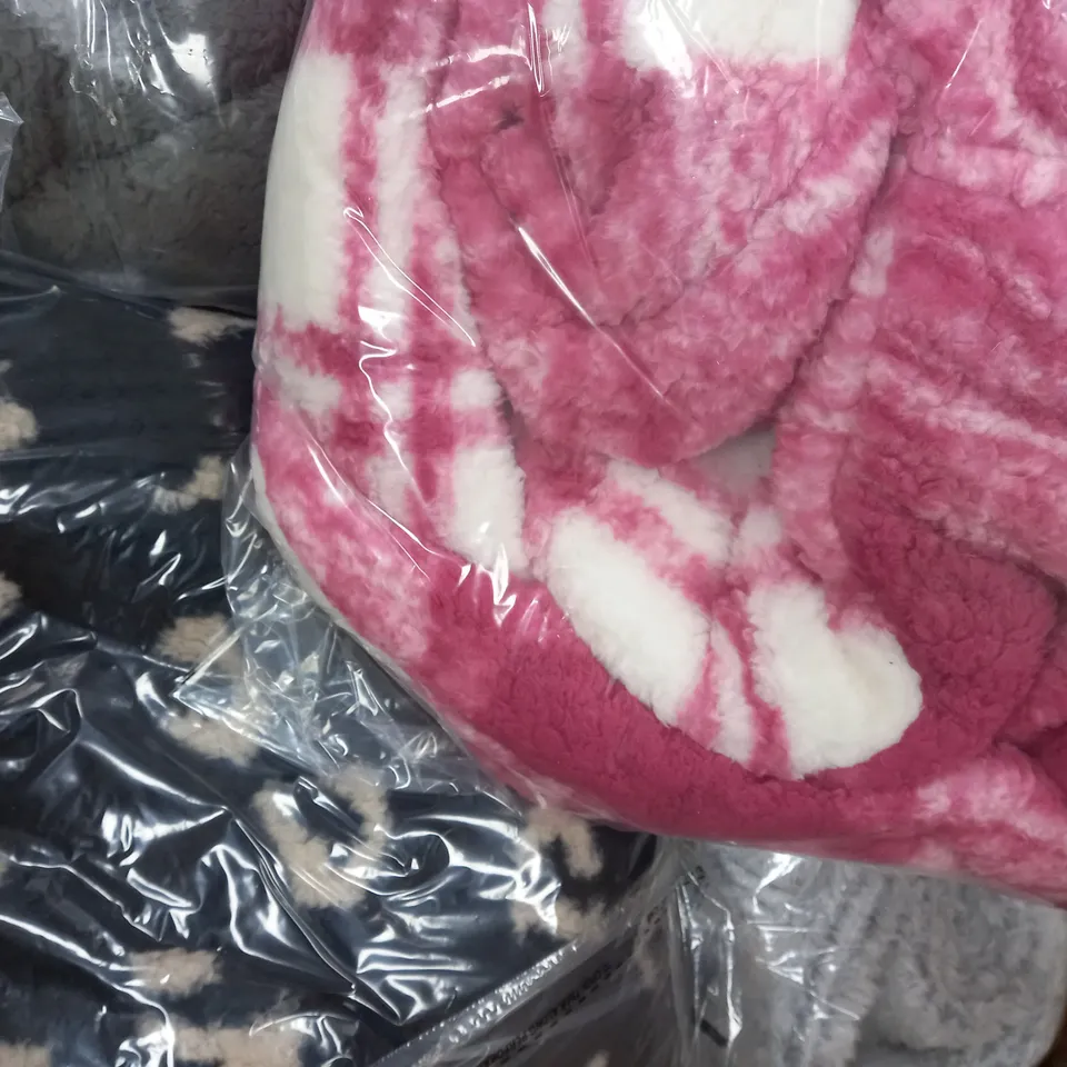 BOX OF APPROXIMATELY 10 ASSORTED CLOTHING AND FASHION ITEMS IN VARIOUS COLOURS, STYLES, AND SIZES