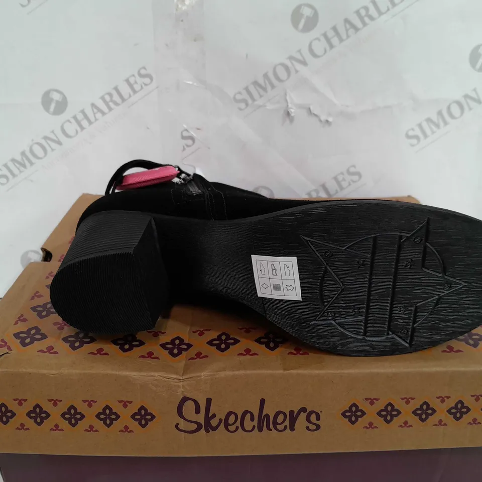 BOXED PAIR OF SKECHERS TAXI ZIPPER BOOTS UK SIZE 5.5