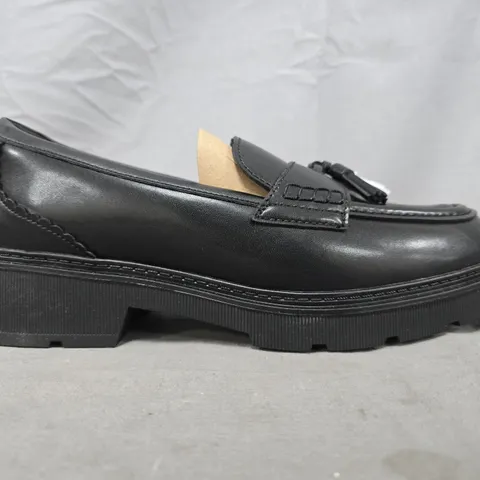 UNBOXED PAIR OF CLARKS LOAFERS IN BLACK SIZE UK 7